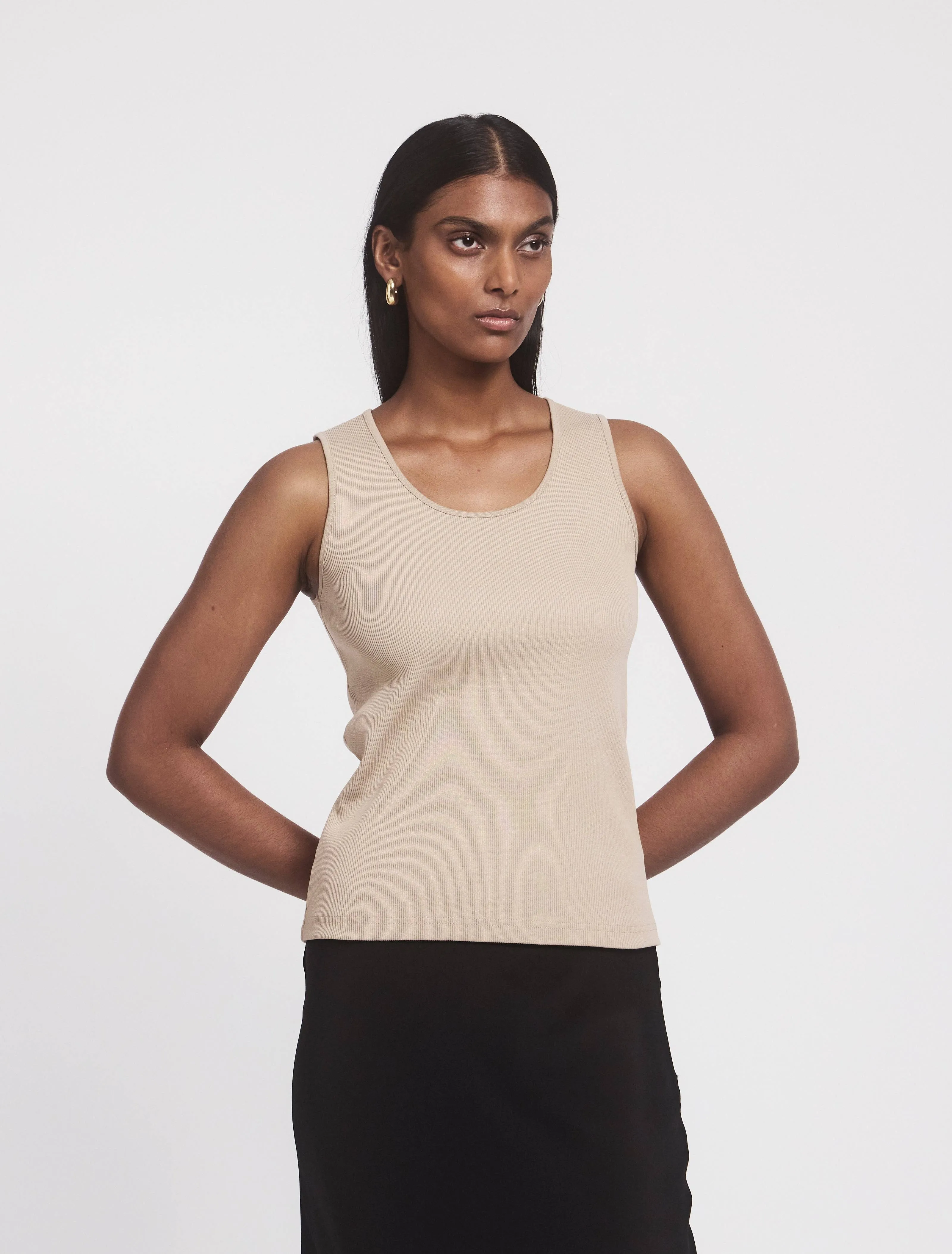 Azami Signature Rib Scoop Tank In Taupe